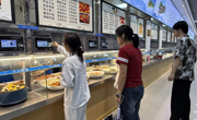 暑夏后厨守烟火 贴心餐食暖师生