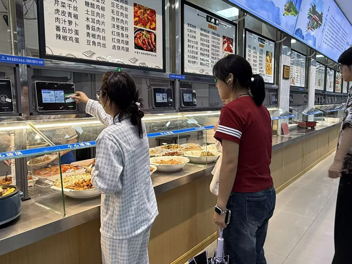 暑夏后厨守烟火 贴心餐食暖师生