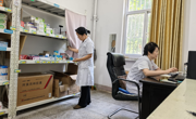 酷暑坚守护健康 暖心医者守校园 